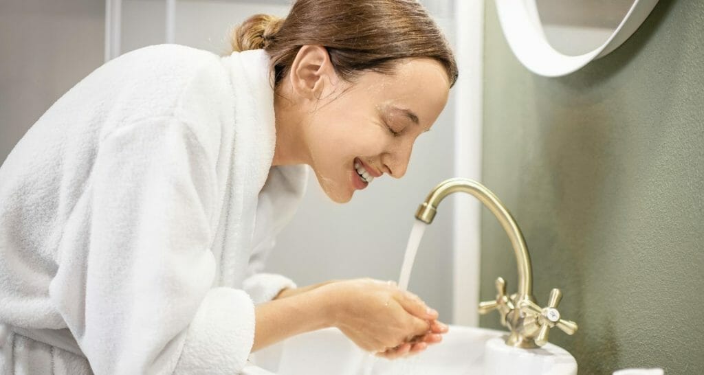 kvinna tvättar ansiktet