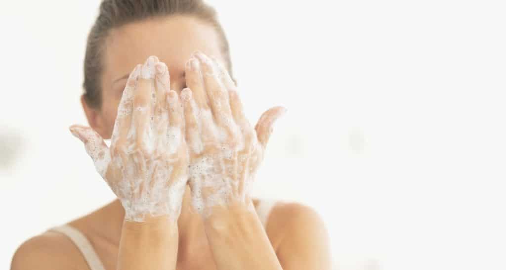 tvätta ansiktet kvinna