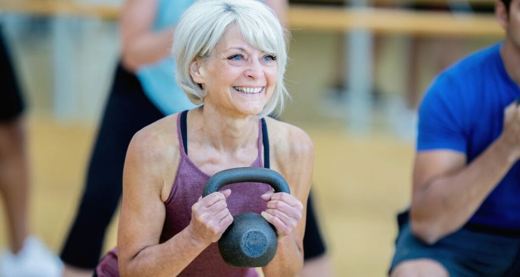 Äldre kvinna tränar