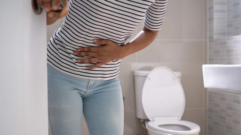kvinna ont i magen toalett