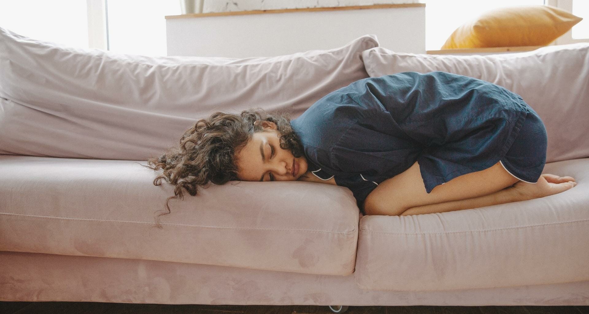 trött kvinna i soffa