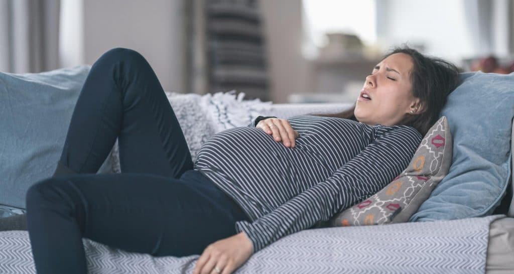 Gravid kvinna har ont i magen