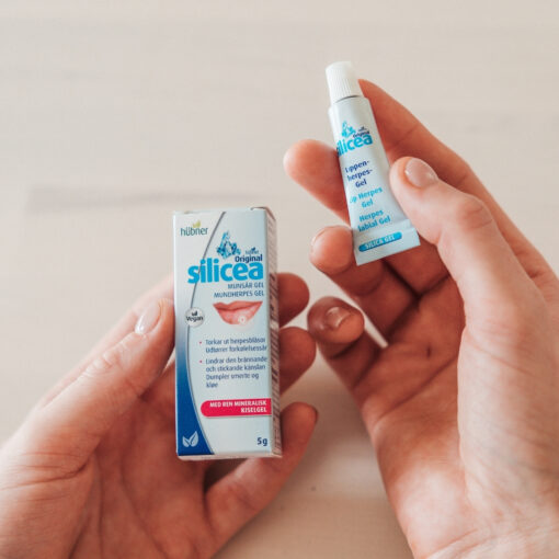 Silicea Munsår Gel i hand som naturlig behandling av munsår