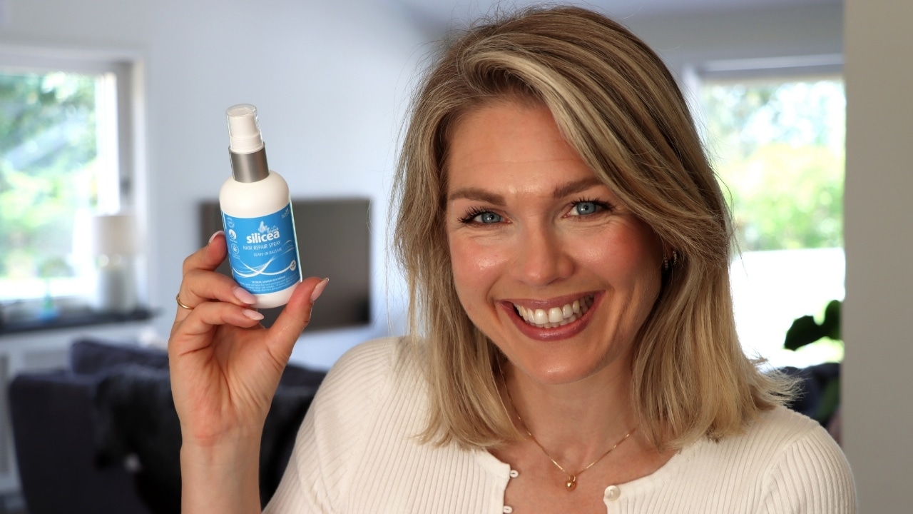 Kvinna som visar Silicea Hair Repair Balsam Spray