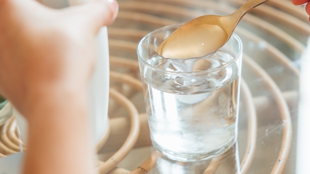 Silicea Mag-Tarm gel doseras i ett glas med vatten