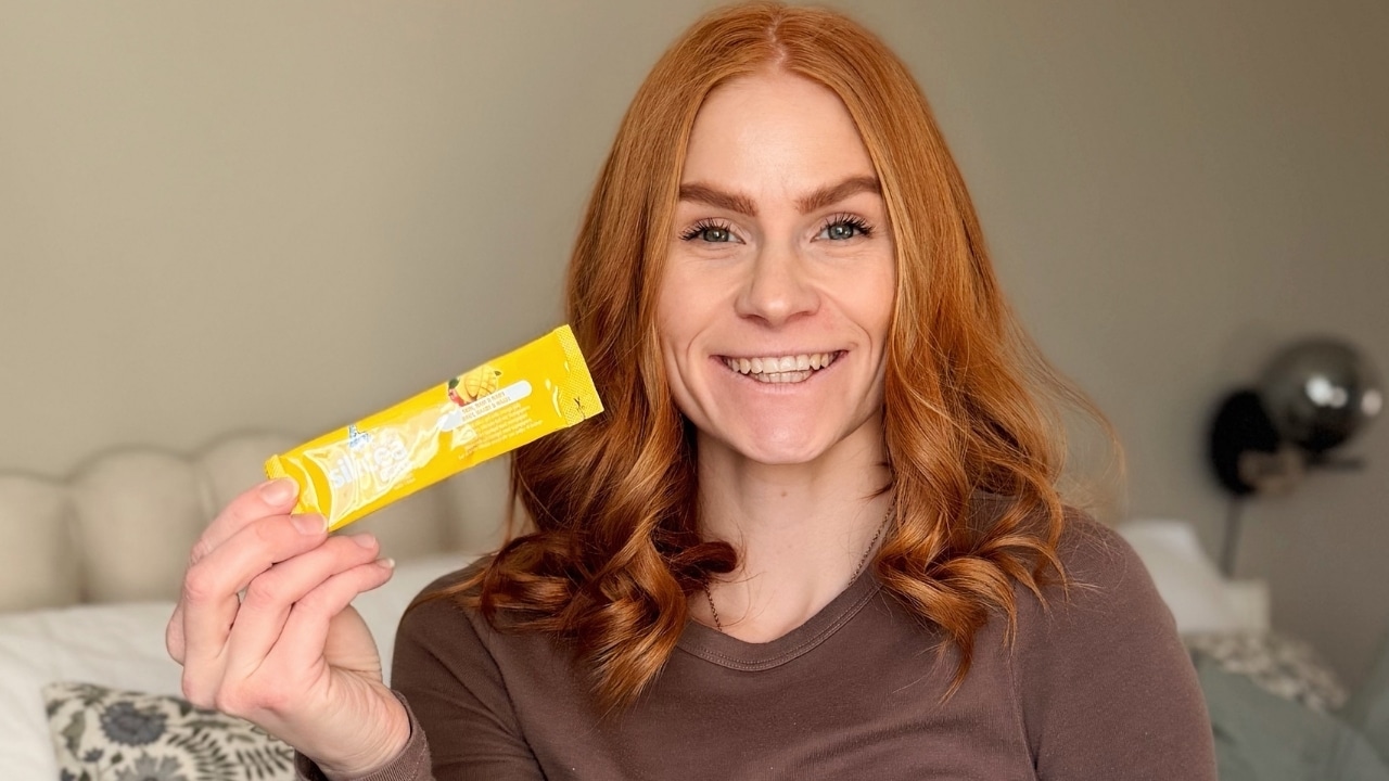 Kvinna med dospåse av Original Silicea Beauty Shots Mango & Maracuja