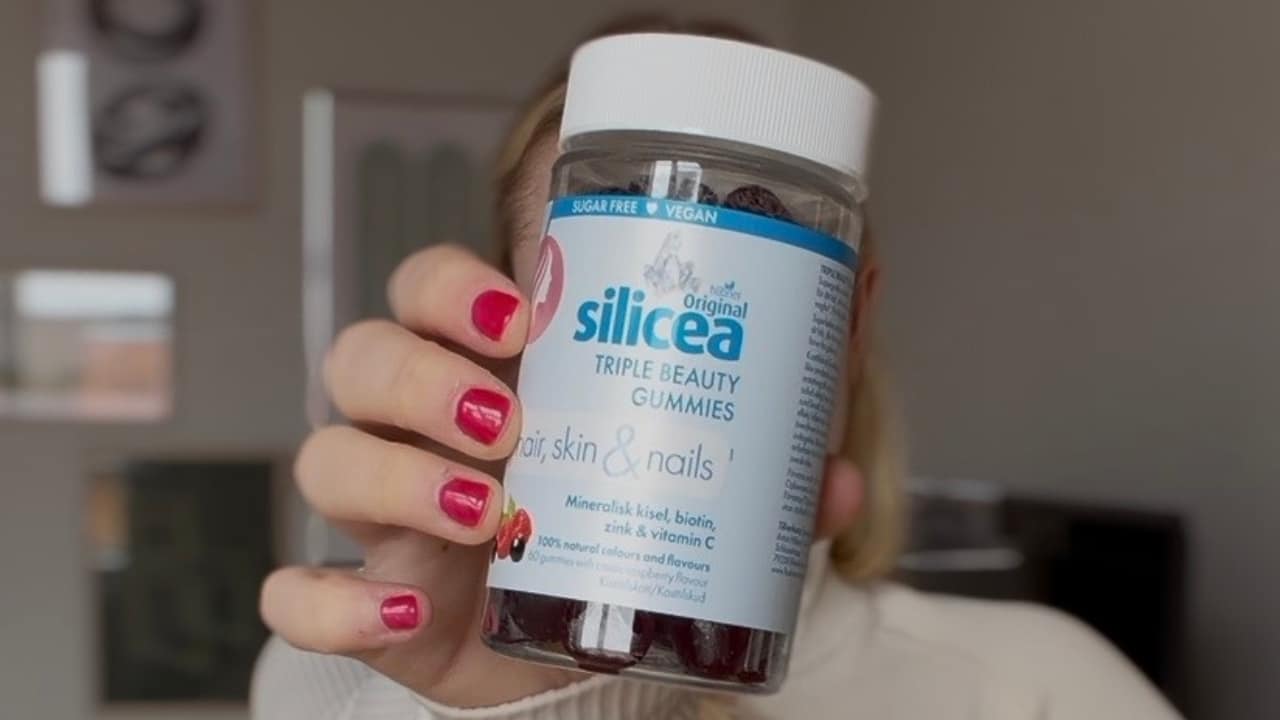 Original Silicea Triple Beauty Gummies för hår, hud och naglar i handen